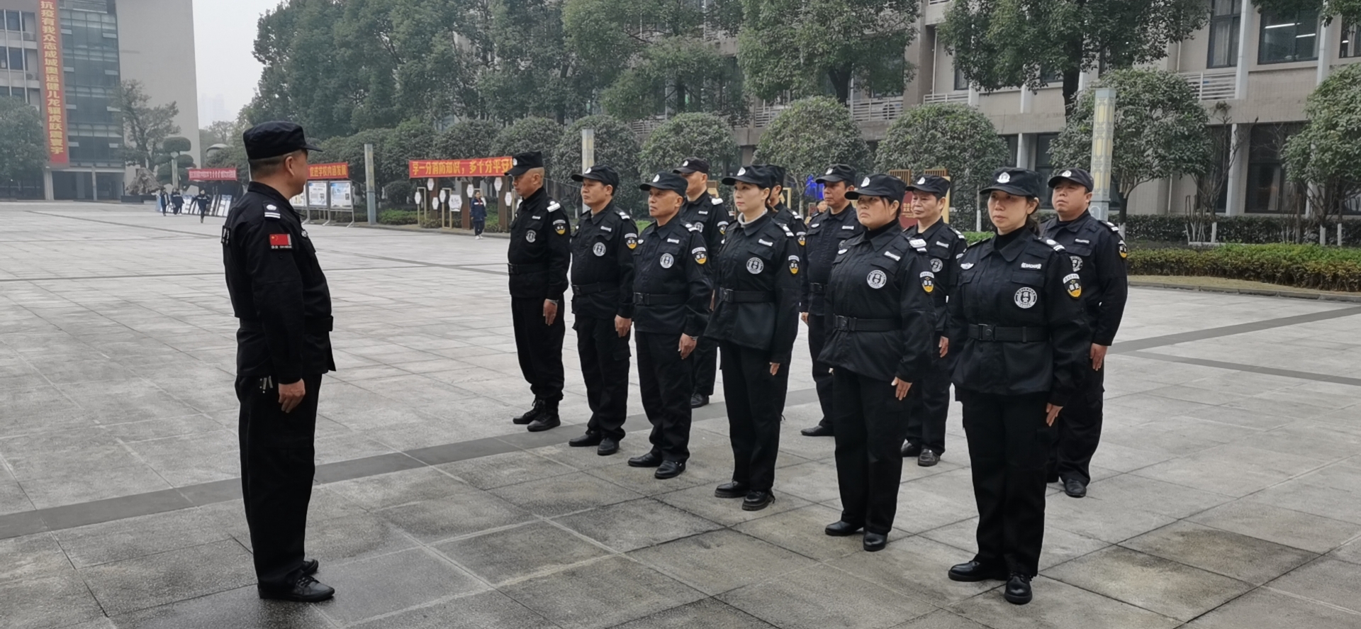 江津保安公司 为800余名校园保安换发保安服装